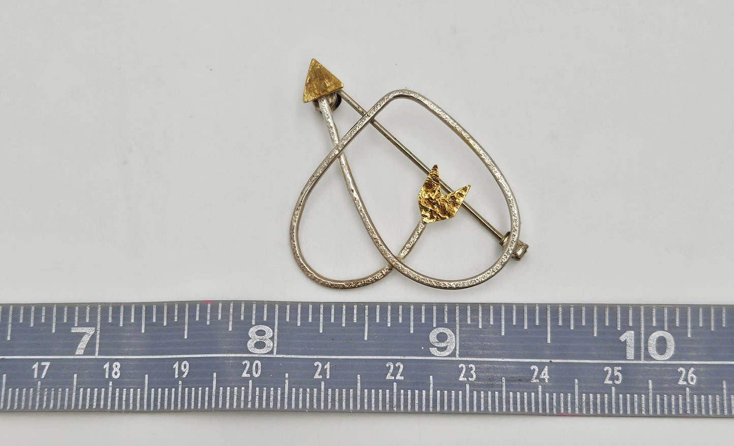 Superb Designer Sydney Lynch Sterling & 22k Gold Heart Shaped Arrow Brooch