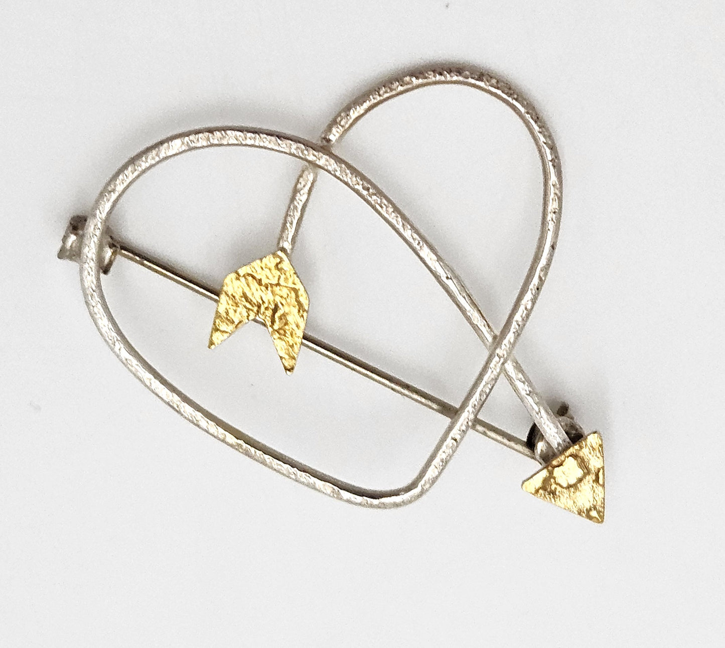 Superb Designer Sydney Lynch Sterling & 22k Gold Heart Shaped Arrow Brooch