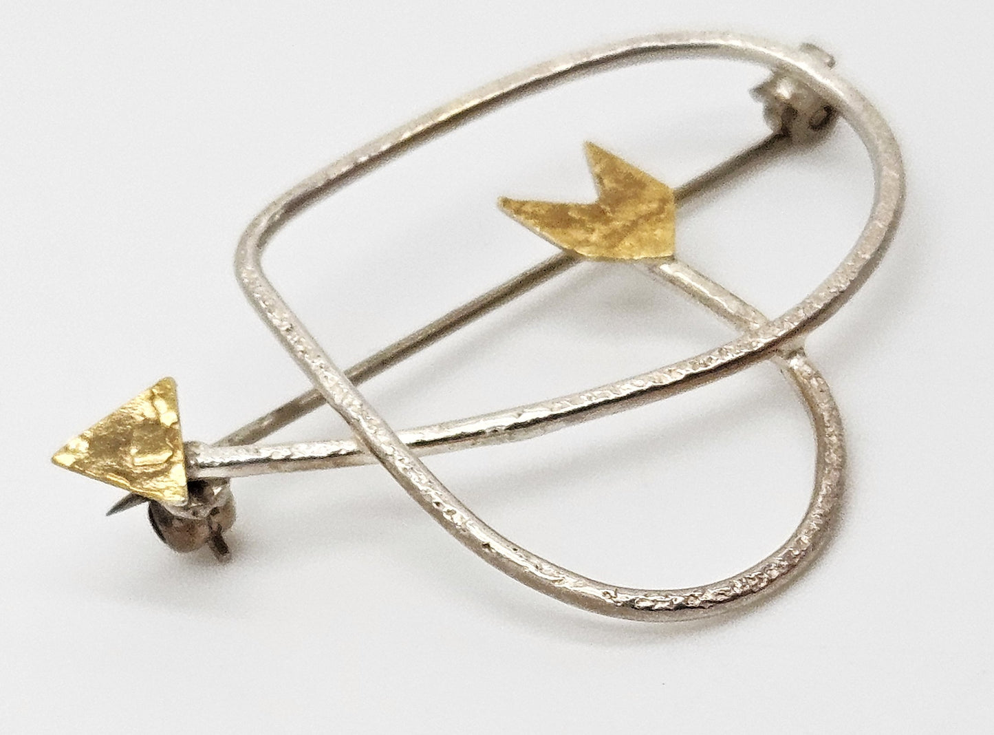 Superb Designer Sydney Lynch Sterling & 22k Gold Heart Shaped Arrow Brooch