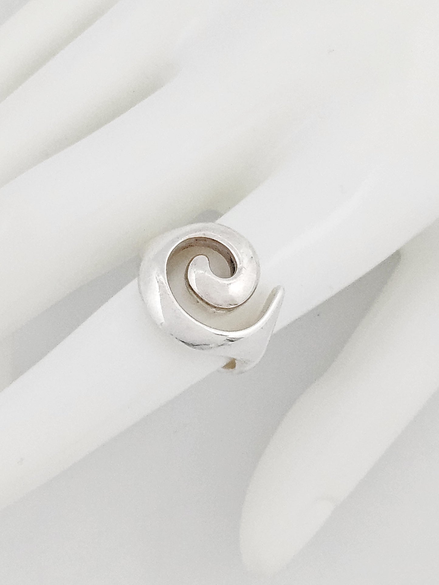 RLM Robert Lee Morris Sterling Silver Modernist Swirl Cocktail Ring Circa 1980s