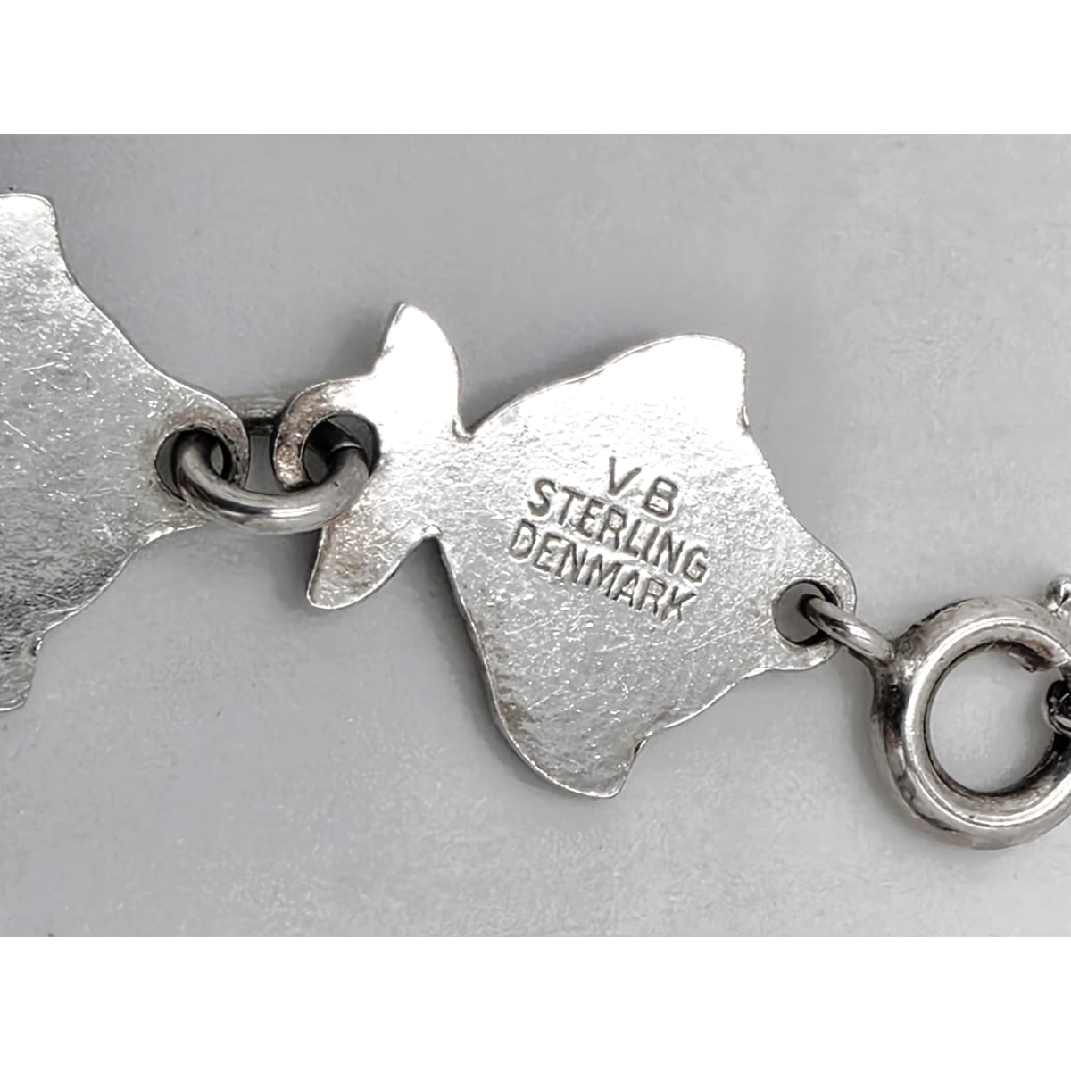 Bracelet danois Volmer Bahner en argent sterling et émail bleu roi à maillons de poisson, vers les années 1950