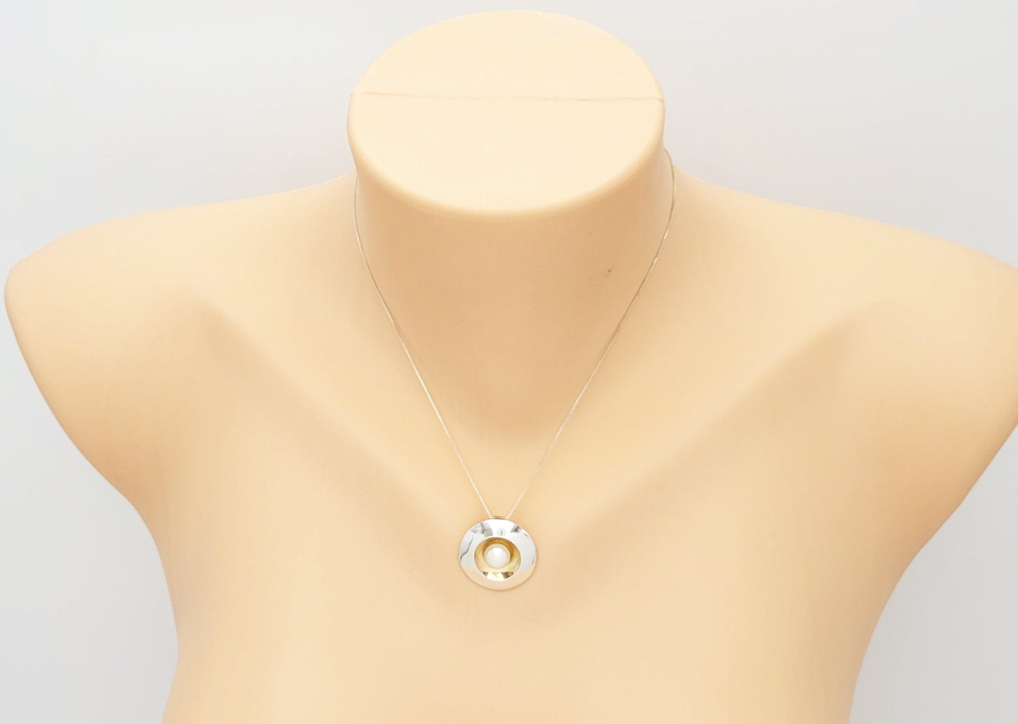 H & BJ Mackie Jewelry USA Designers Harry & BJ Mackie 14k Sterling Pearl Dome Pendant Necklace