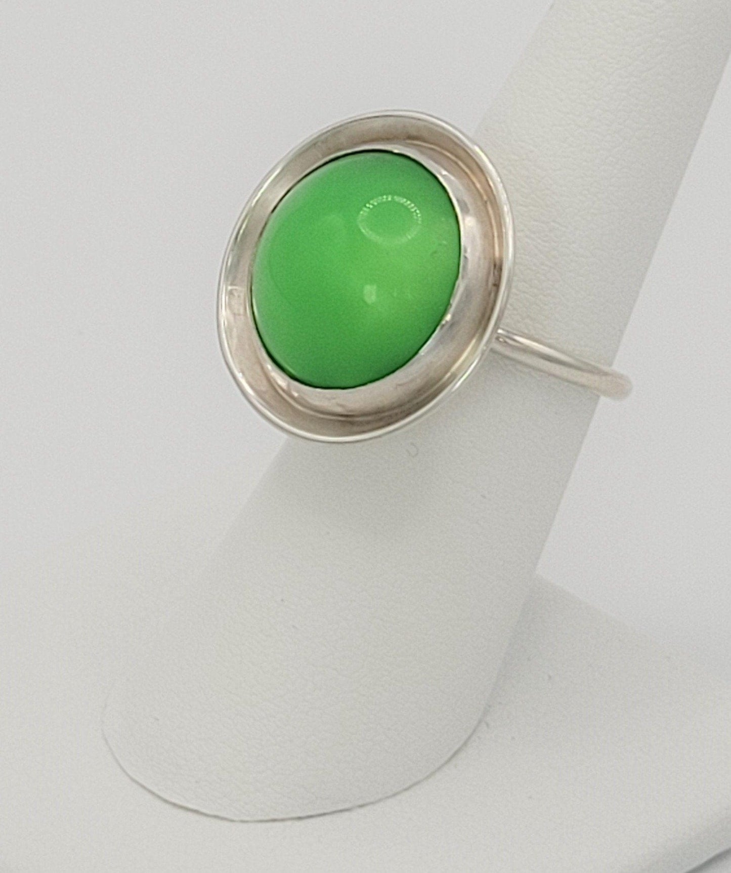 TMCMH Jewelry Vintage 925 Sterling Silver & Apple Green Chrysoprase Chalcedony Dome Saucer Ring